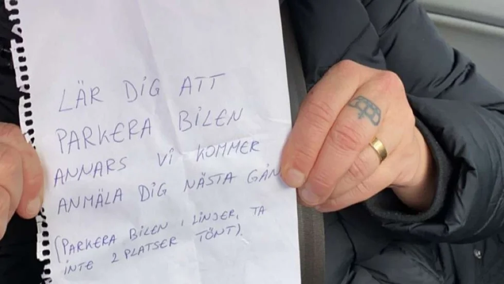Bilar som parkerat över två eller flera parkeringsrutor kan vara en stor källa till irritation.