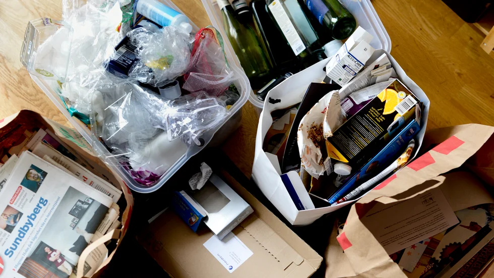 Källsortering av plast, papper, förpackningar och glas. Arkivbild.