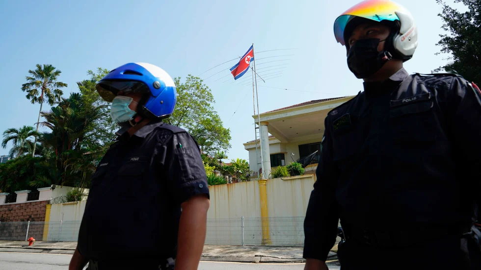 Polis utanför Nordkoreas ambassad i Kuala Lumpur i Malaysia efter det att nordkoreanska utrikesdepartementet meddelat att man klipper de diplomatiska banden med Malaysia.
