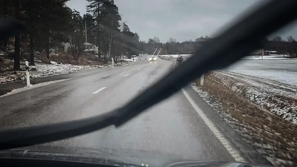 Mötande bilist varnar med helljuset för den kommande hastighetskontrollen.