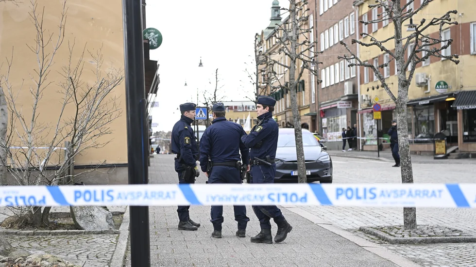 "Som det ser ut verkar det vara två personer som bråkat. De misstänkts har tillfogat varandra sårskador", säger polisens presstalesperson Thomas Agnevik.