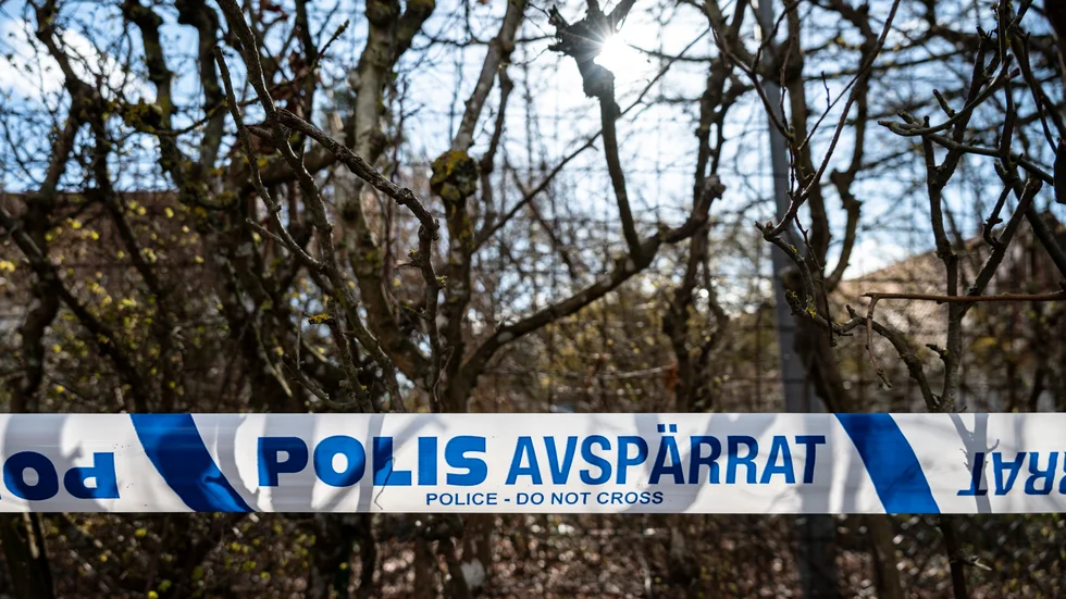 Kriminaltekniker undersökte platsen där mannen hittades under dagen. Arkivbild.