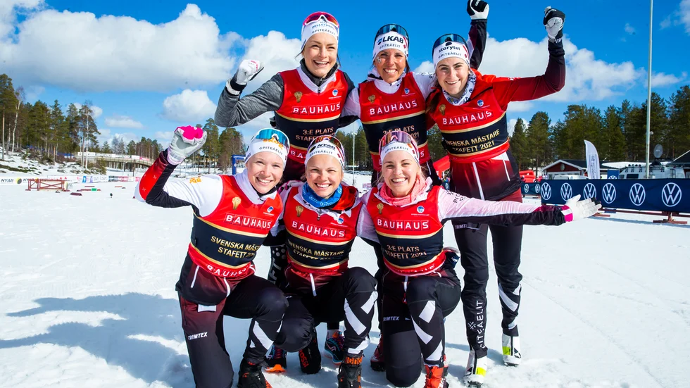 Piteå Elits sex damer samlade vid SM i våras. Nu i augusti börjar tävlingssäsongen med rullskidor. Bakre raden: Sofia Henriksson, Charlotte Kalla, Ebba Andersson. Främre: Jonna Sundling, Emma Ribom, Lisa Vinsa.