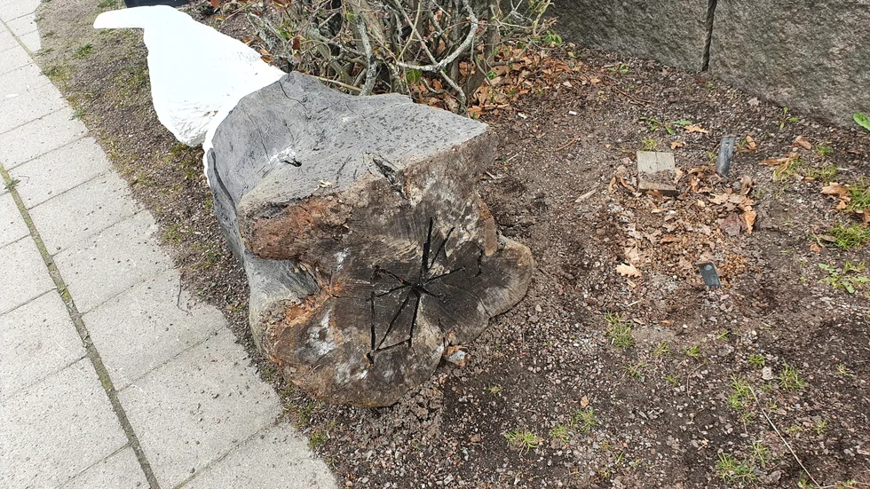 Skulpturen har vippats och ligger nu ned i väntan på att lagas