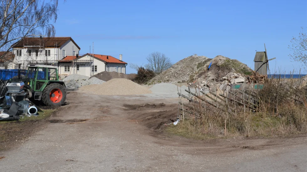 Avtryck från flera epoker. En gammal väderkvarn och nedlagda Suderhälsans lokaler - som nu blir bostadsrätter.