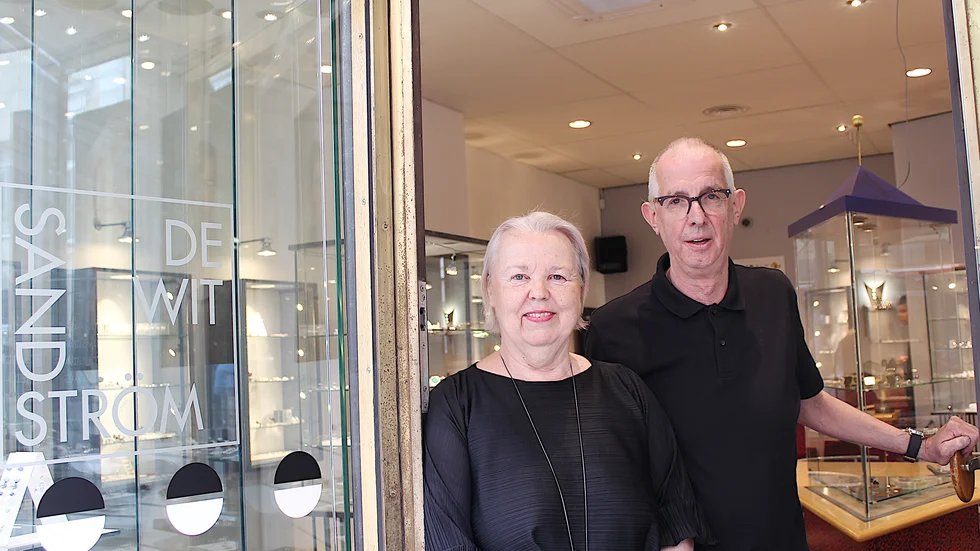 Margareth Sandström och Peter de Wit har varit verksamma som konstnärliga guldsmeder och formgivare i 48 år. Senare i höst stänger de butiken på Storgatan.