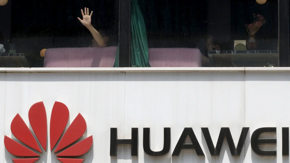 Kinesiska Huawei uppges förhandla om att köpa in sig i kinesisk elbilstillverkare. Arkivbild