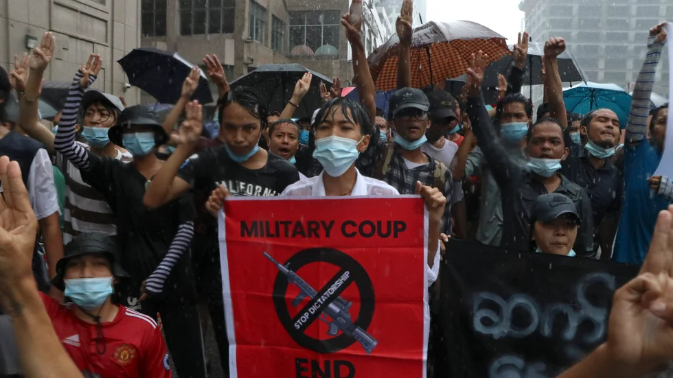 Fortsatta protester i Myanmar. På bild syns demonstranter i Rangoon på fredagen.