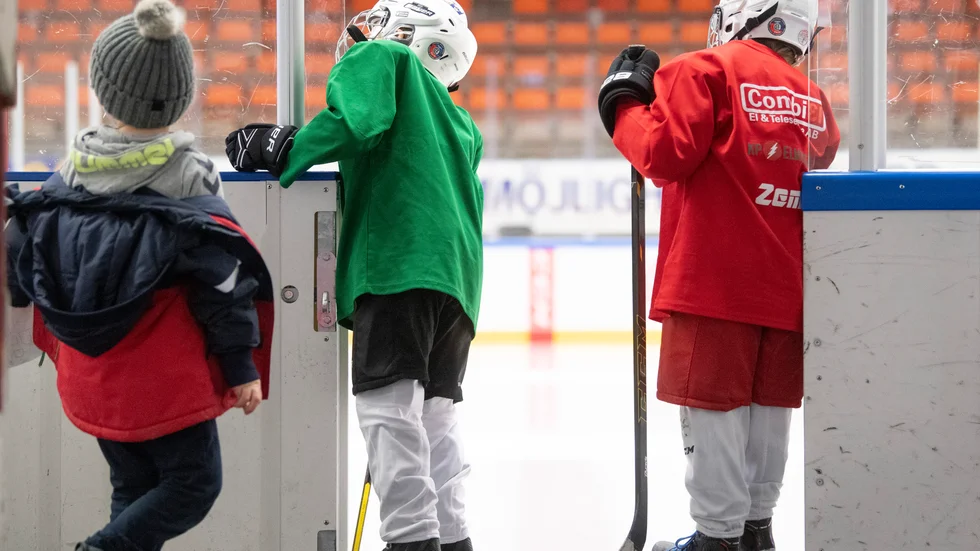 Barn tränar ishockey i en ishall. Arkivbild.