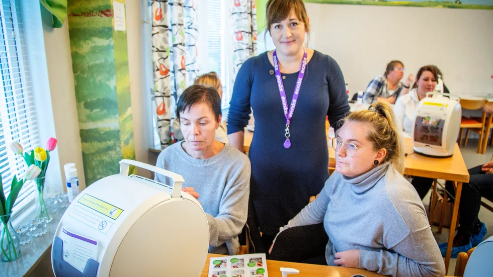 Lina Sjöberg är operativ projektledare vid införandet av läkemedelsautomater. Margit Strauka och Caroline Lautin är två ur personalen i Roma som just nu utbildas i handhavandet.