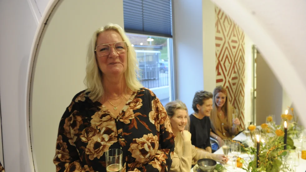 Carina Jillehed och fyra andra kvinnor träffades i frisörsalongen Peoples lokaler på onsdagskvällen för att äta en trerättersmiddag.