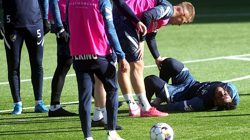 Samuel Adegbenro åkte på en stämpling – men reste sig. 