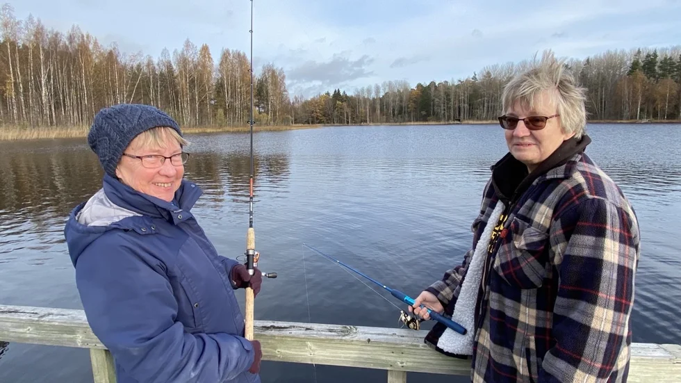 Ska man fiska då det är det Hjällsjön i Söderförstrakten som gäller. Det säger väninnorna Birgitta Sedwall och Britt Eriksson. "Det är lätt att ta sig till sjön och så är möjligheten att få fisk god", säger Birgitta Sedwall.