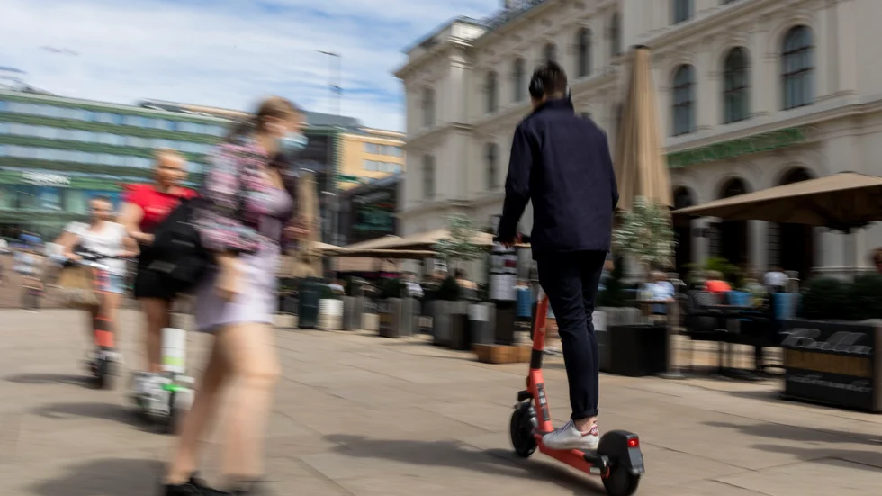 Oslobor svischar fram på elsparkcyklar i centrala Oslo. Arkivbild.