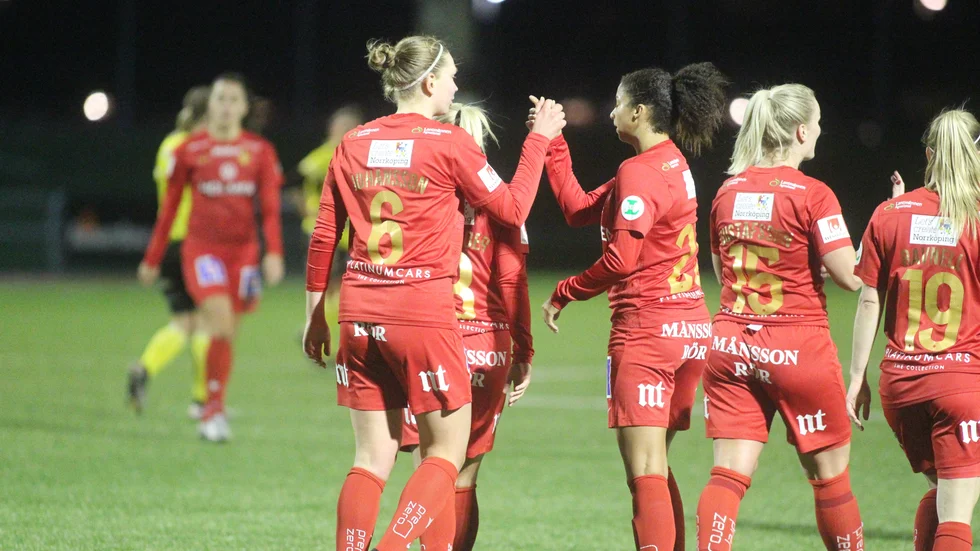 Emelie Johansson grattas av Gloria Douglas efter det fina skottet som innebar 2-0-ledning till IFK. Cupfinalen vanns till slut av IFK med 6-1 mot Lindö.