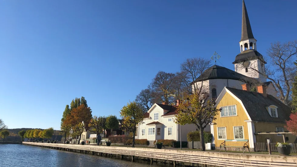 Allén löper längst med Strandvägen, mellan bilvägen och strandpromenaden.