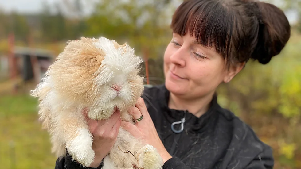 Emma gosar med alla kaninerna varje dag. "Kaniner är keliga, sociala varelser som behöver mycket kärlek", säger hon. Här med Romeo.