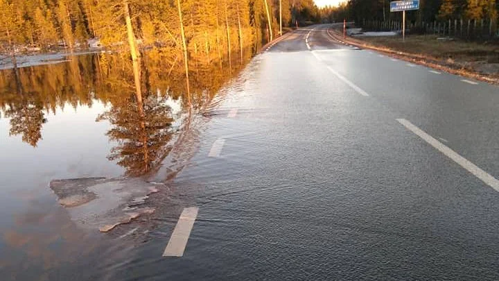 På tisdagskvällen såg väg 95 (Silvervägen) ut så här vid Allejaur. En sträcka på drygt fyra mil mellan Arvidsjaur och Arjeplog stängdes av på grund av översvämningar.