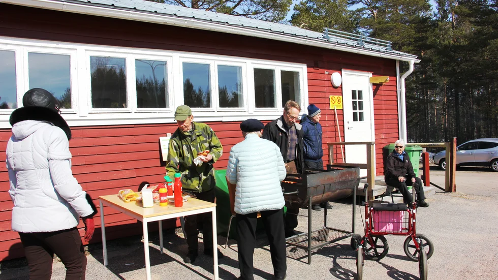 PRO Seskarö samlades i solen den 29 april och samtalade, grillade och motionerade.