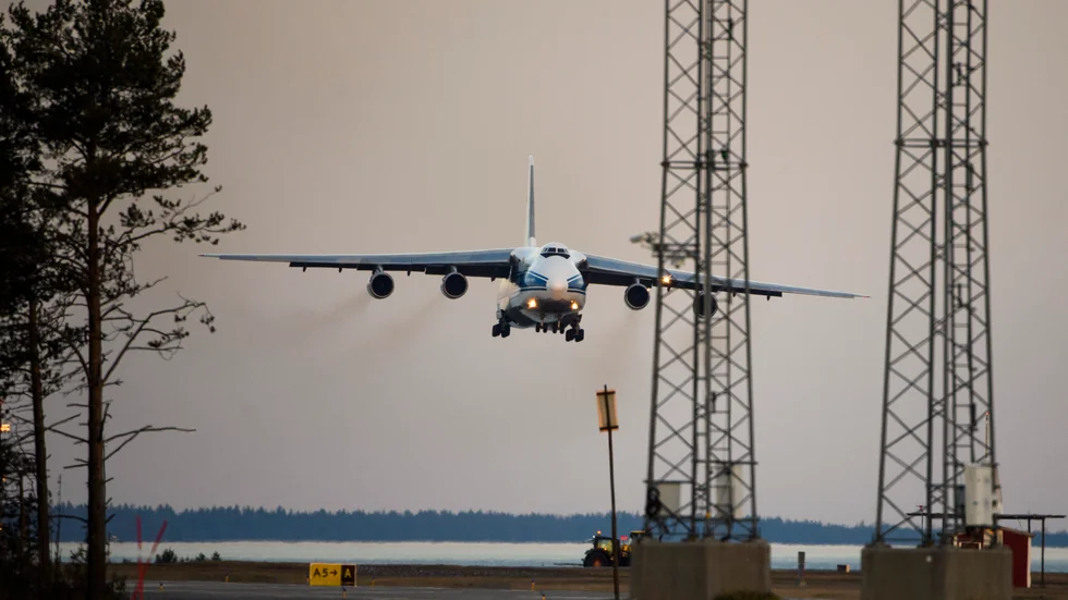 Likt en jättelik fågel, i den ljusa vårkvällen, kom det gigantiska planet insvävande över Luleå och ned på Luleå Airport.