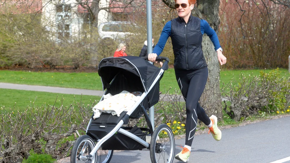 Med den nya barnvagnen kommer Nina Ellmark och dotter Eira, som betyder snö på walesiska, ta sig snabbt fram i motionsspåret.