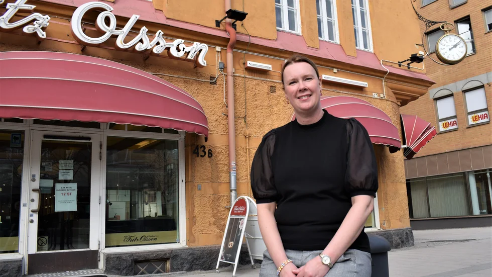 Tiden går, men företag består … Det gamla uret på hörnet köptes 1906 av Fritz Olsson, vars företag funnits sedan 1904 och är Luleås äldsta existerande – i dag med Anna-Karin Engman som butikschef.