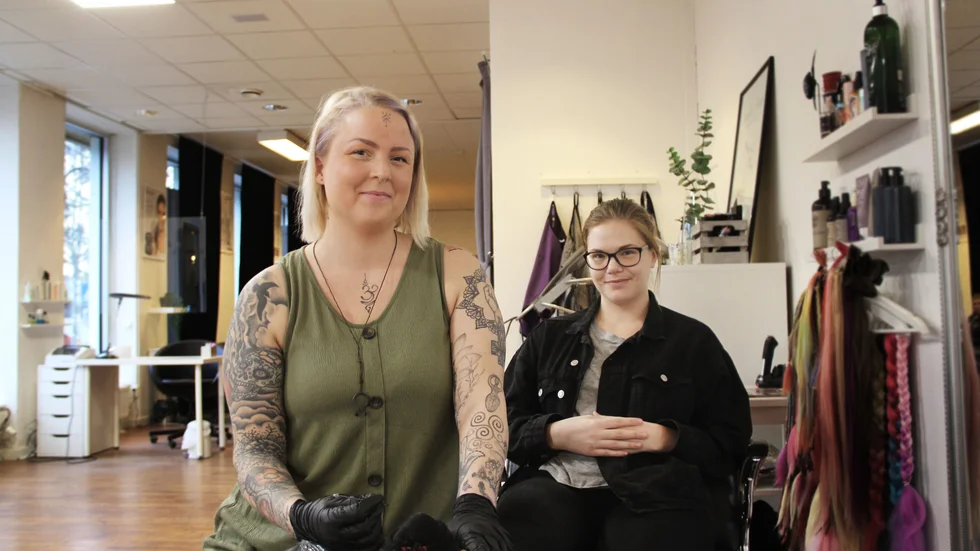 Emmelina Hjorth tillsammans med sina en av sina barndomsvänner Jessica Matsson. 
