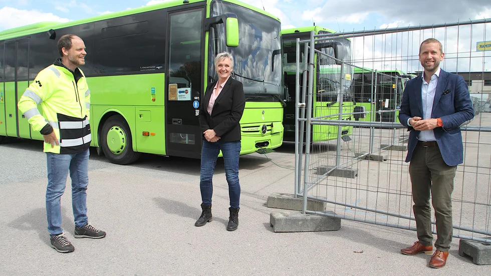 Under tisdagen visades den ombyggda bussdepån i Strängnäs upp för bland annat Michael McCann på konsultbolaget Ramboll, Yvonne Berggren på Bergkvarabuss och kommunstyrelsens ordförande Jacob Högfeldt (M).