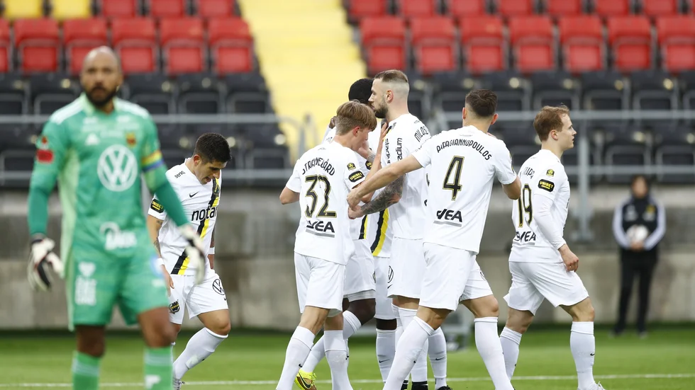AIK jublar efter Tom Strannegårds mål.