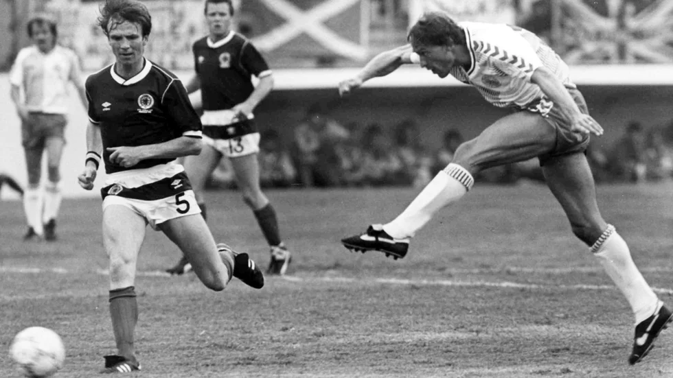 Preben Elkjær gör mål mot Skottland i VM 1986. Samtidigt toppade han listorna som en av sångarna i fotbollslåten "Re-Sepp-Ten".