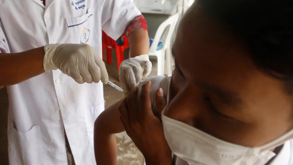 88 procent av kambodjanerna är fullvaccinerade. Här får en pojke sin tredje dos utanför huvudstaden Phnom Penh.