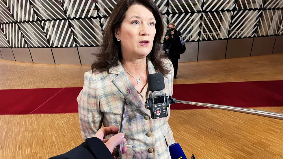 Utrikesminister Ann Linde på väg in till måndagens EU-möte i Bryssel.