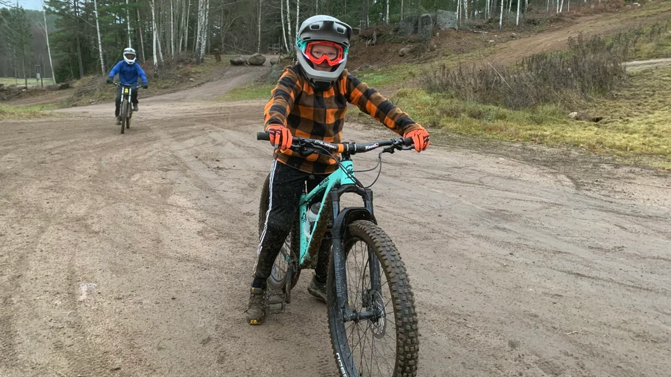 Tioårige Viktor Guldstrand tycker det är roligt att hoppa bland gupp och stenar.