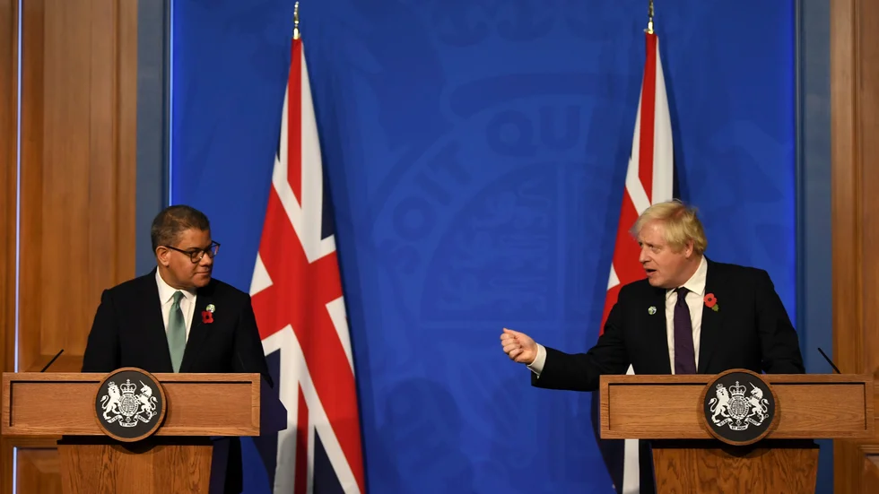 Klimatmötets chef Alok Sharma och Storbritanniens premiärminister Boris Johnson vid en pressträff på söndagskvällen.