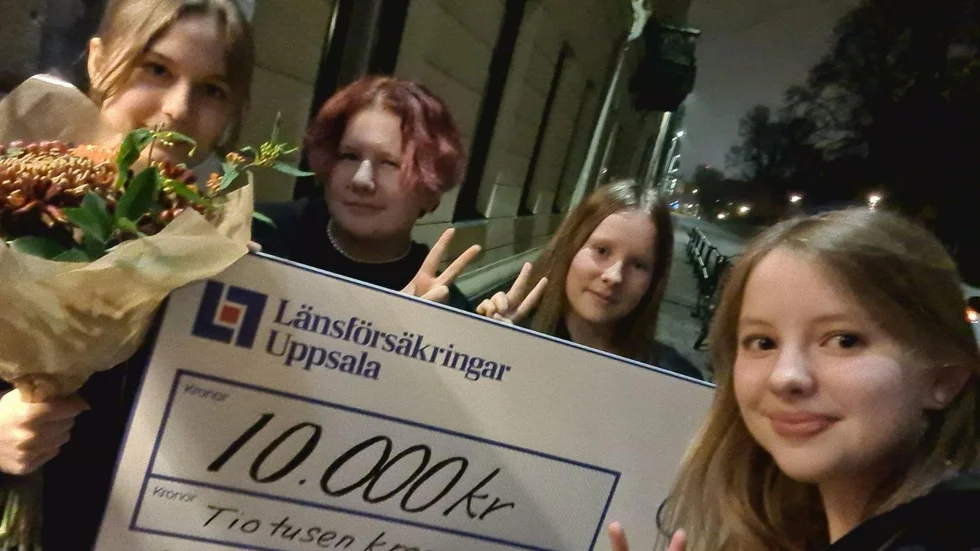 Lena Lundequist, Melinda Björkman, Matilda Siekas och Klara Skogsberg från Gröna Dalenskolan tog emot prischecken i Uppsala. Med på resan var också deras lärare Annika Sjödahl som arbetade tillsammans med lärarna Ida Ahonen och Leif Andersson i filmprojektet på skolan.