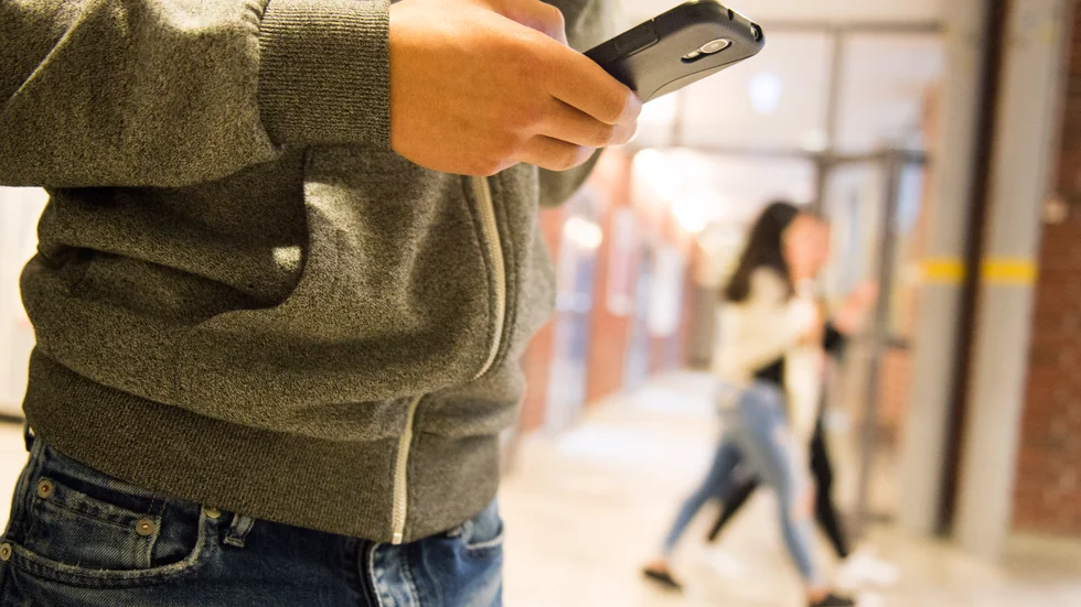 Det är upp till varje skola att fatta beslut om hur mobiltelefoner får användas under skoltid.