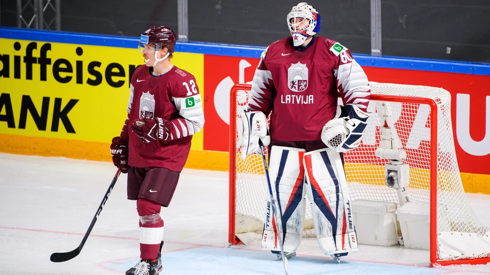 Rihards Marenis och Matiss Kivlenieks tillsammans under VM. 