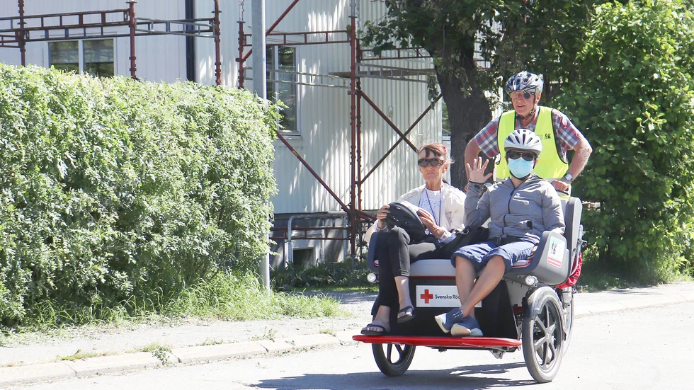 Eje Marklund, Cajsa Espell och Enne Comhart Phanmaha inviger den nya lastcykeln.