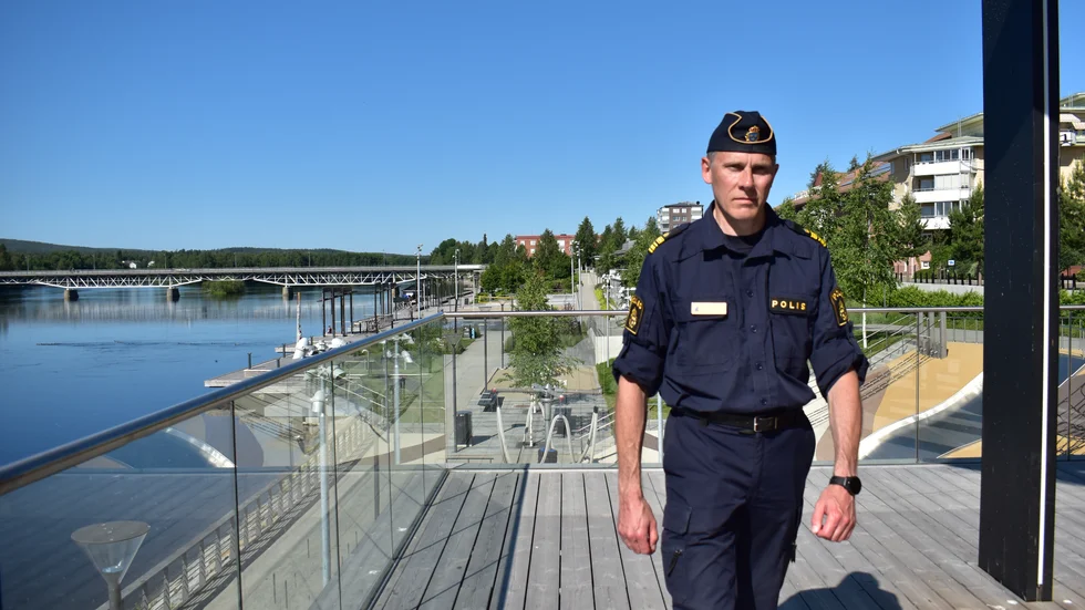 Mordet på kollegan i Göteborg har väckt många känslor, berättar Lars Westermark, lokalpolisområdeschef i Skellefteå. "Vi ska gå in när andra går ut, så det förekommer absolut förhöjda risker, till och med direkt livsfarliga."
