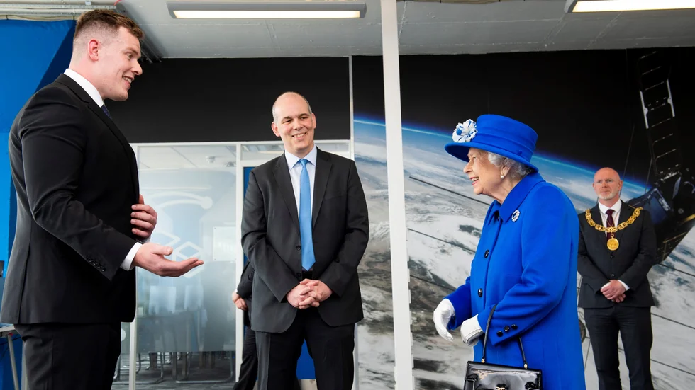 Uppsalabolaget AAC Clyde Space fick i veckan kungligt besök på sin anläggning i Glasgow i form av Storbritanniens drottning Elizabeth II, vilket gladde bolagest vd Luis Gomes (i mitten).