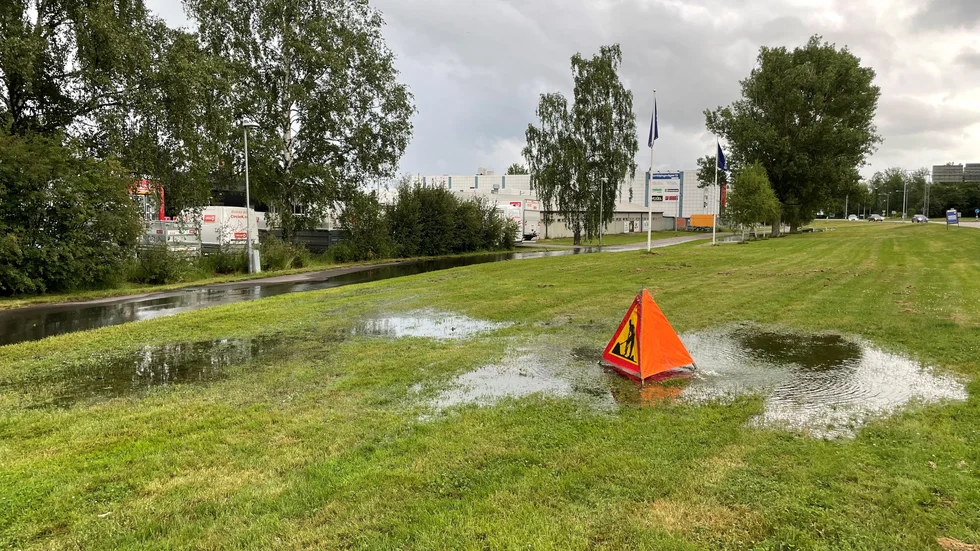Översvämningen orsakad av vattenläckan från en trasig ledning under Västerleden i Nyköping.