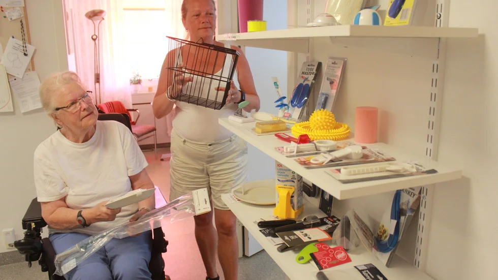 Elsy Larsson och Cenita Friberg fyller på med enkla hjälpmedel i hyllorna, sedan Tillgänglighet.nu (Assistcenter) haft sin verksamhet pausad ett år. "Det har varit ett tufft år, pengarna är nästan slut, men nu tar vi nya tag från 1 juli", säger ordförande Elsy Larsson.