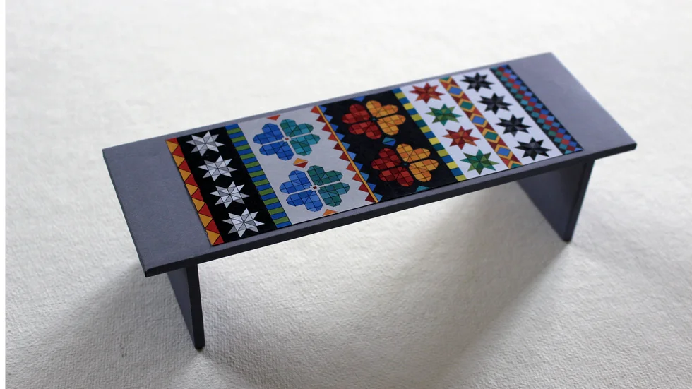Gudrun Söderholms förslag till i Pajala kommun i projektet "Plats för konst" är betongbänkar med mosaik inspirerade av väv- och stickmönster.