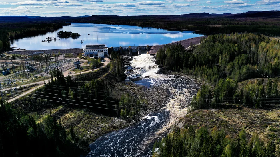 Mer än ett halvt sekel efter att vattenkraftverken byggdes i Norrland har de blivit en bricka i spelet om regeringsmakten.
