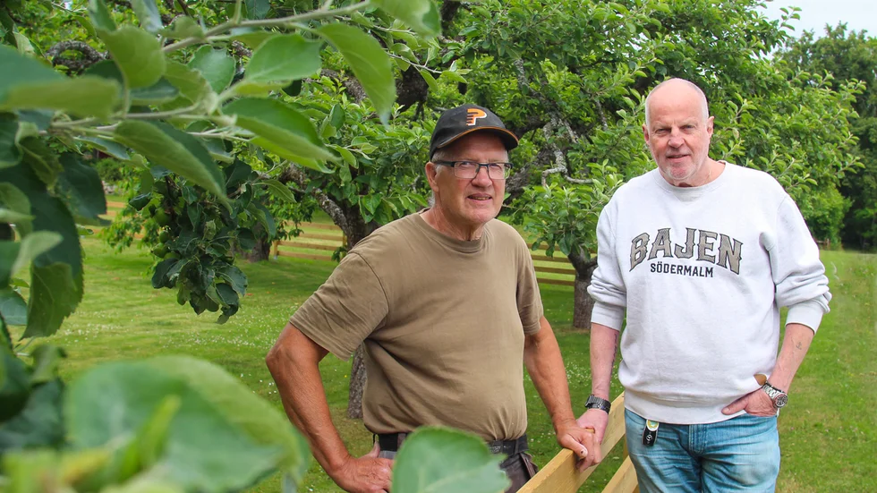 Ätterstaborna får stöd av Länsstyrelsen, kommunen ska anlägga en vatten- och avloppsanläggning. På bild: Bengt Andersson och Lars Knapasjö.