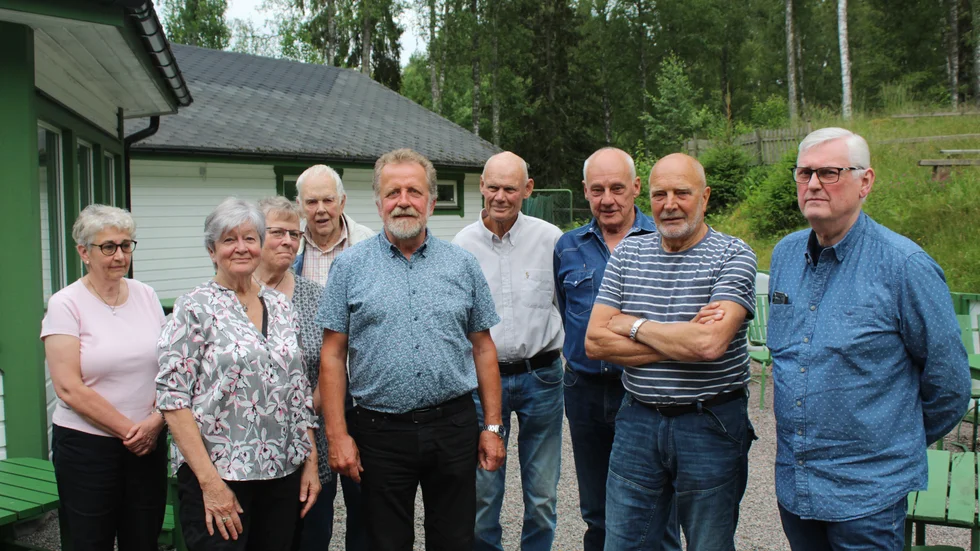 Nyvalda styrelsen i Hällestads hembygdsförening från vänster: Birgit Johansson, Birgitta Hammar, Birgitta Andersson, Harald Johansson, Hans Skoglund, Yngve Bäck, Hans Hellström, Per Siljedahl och Per-Erik Lindhé.
