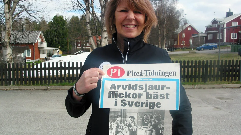Anneli Sandberg minns segern i 70-ianden för 45 år sedan som det största i hennes idrottskarriär. Här visar hon PT:s löpsedel från våren 1976 då hon och hennes lagkompisar blivit korade till landets bästa ungdomslag i volleyboll.