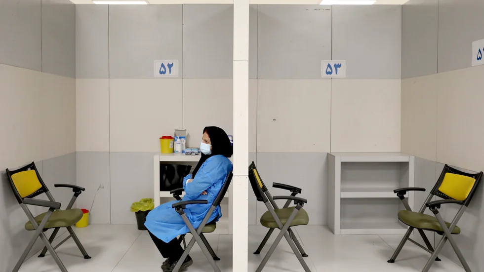 En vårdanställd redo att vaccinera mot covid-19 i Teheran i Iran.