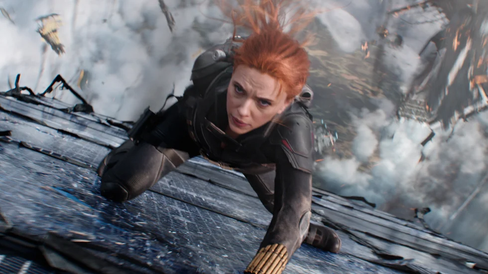 Att släppa filmer på bio och strömningstjänsten samtidigt, som "Black widow", är något som Disney upphör med – i alla fall i år. Pressbild.