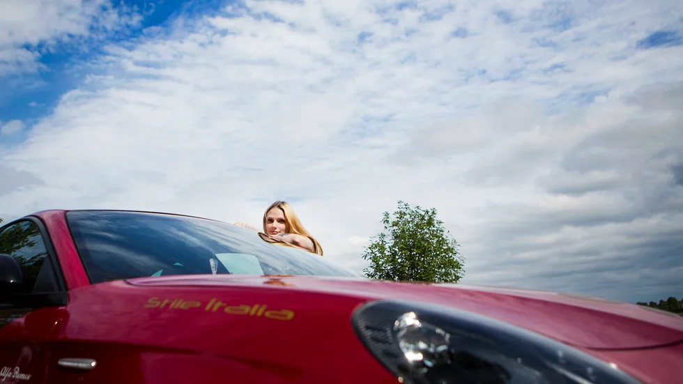 "Jag är nog lite skygg som person, men när det är något jag är engagerad i har jag mycket att säga", säger 34-åriga Myra Dessjack som älskar bilar av märket Alfa Romeo.